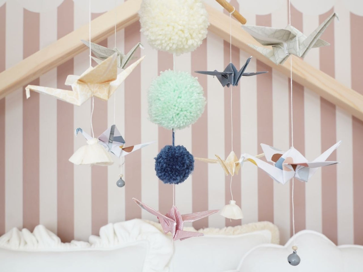 Origami mobil moi mili v pastelových barvách, papírové jeřáby, bambulky, peří a zvonečky – fotografie 5