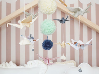 Origami mobil moi mili v pastelových barvách, papírové jeřáby, bambulky, peří a zvonečky – fotografie 5