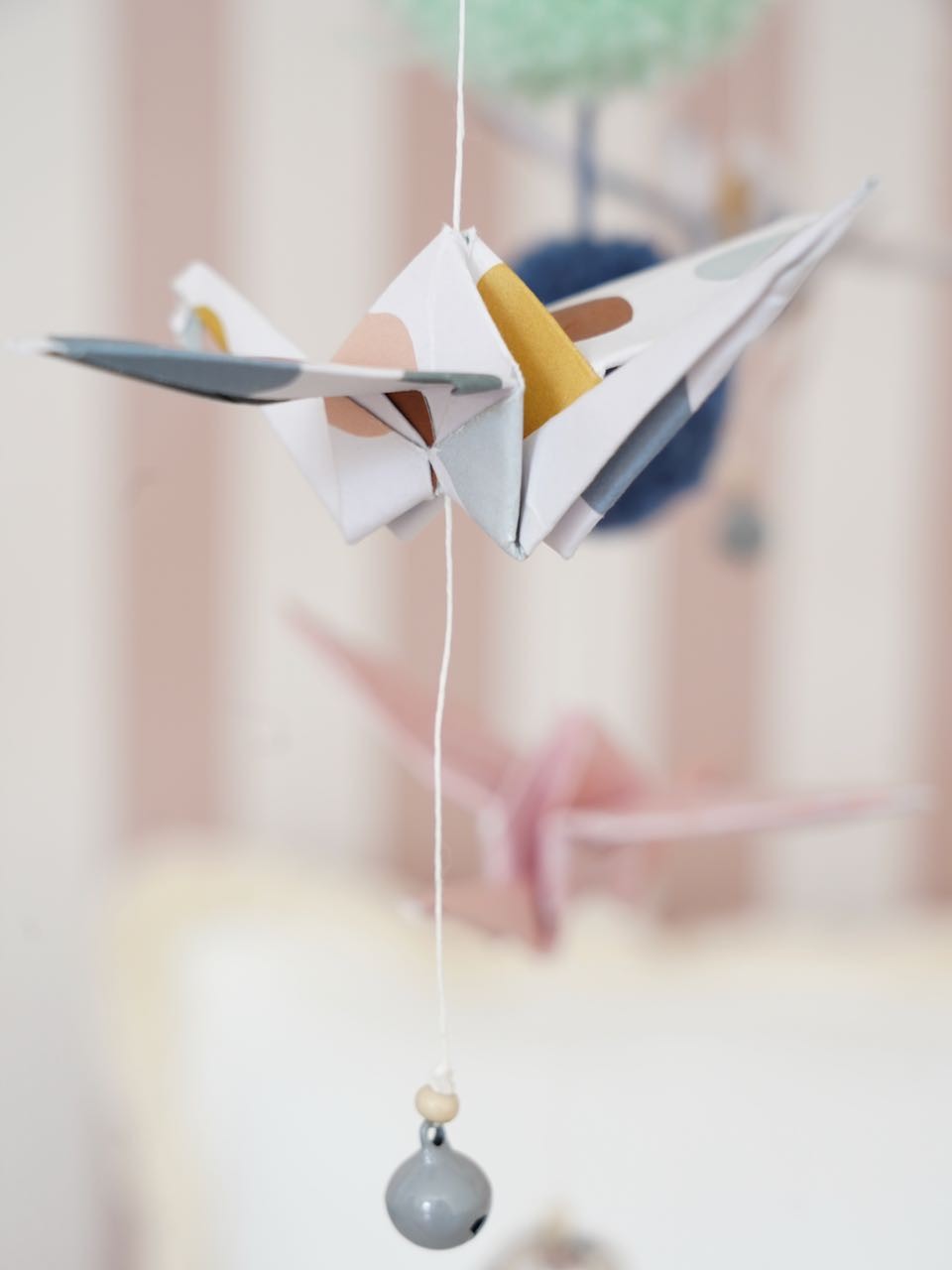 Origami mobil moi mili v pastelových barvách, papírové jeřáby, bambulky, peří a zvonečky – fotografie 6