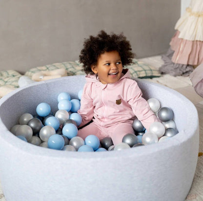 Bazének s míčky Plush Nest, světle šedá bavlna 90 × 30 cm, světle modré, stříbrné a perleťové míčky – fotografie 7