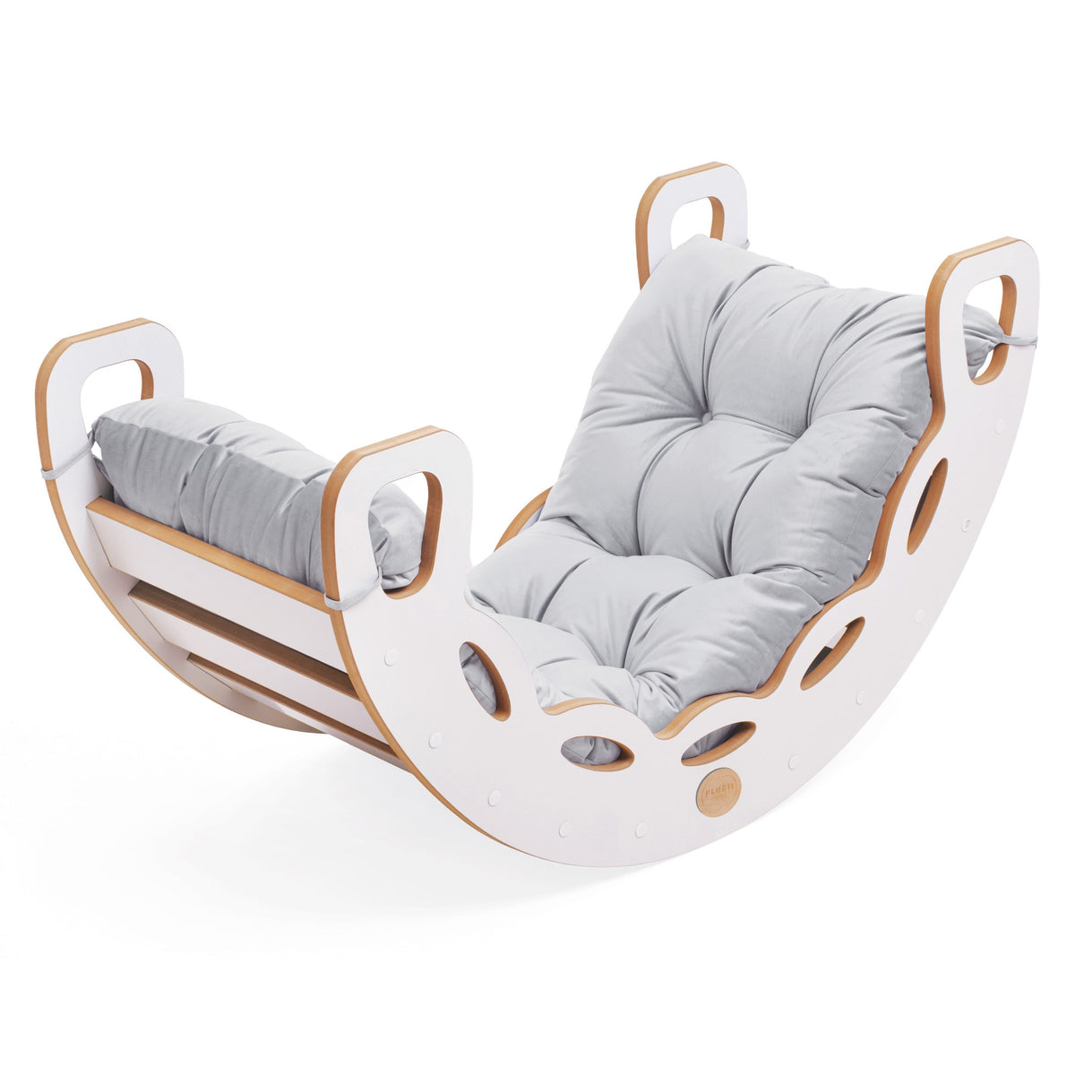 Montessori houpadlo 4v1 Plush Nest, bílé MDF s lezeckou stěnou, skluzavkou a šedým polštářem – fotografie 13