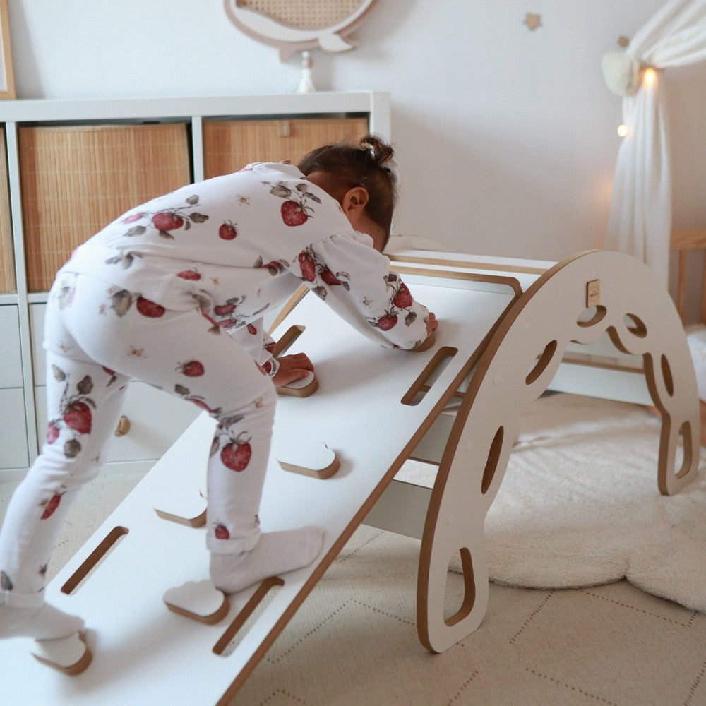 Montessori houpadlo 4v1 Plush Nest, bílé MDF s lezeckou stěnou, skluzavkou a šedým polštářem – fotografie 12