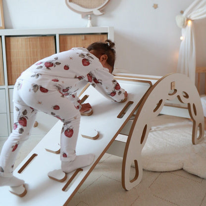 Montessori houpadlo 4v1 Plush Nest, bílé MDF s lezeckou stěnou, skluzavkou a šedým polštářem – fotografie 12