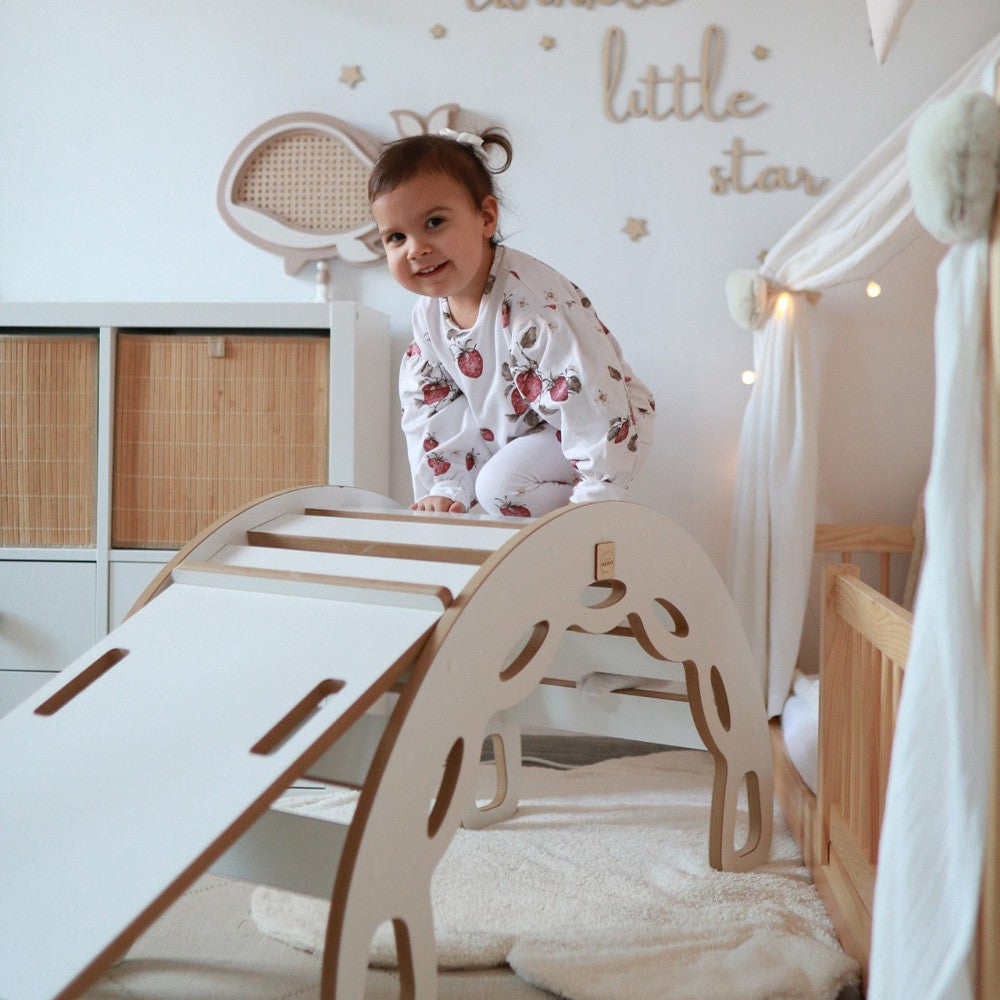 Montessori houpadlo 4v1 Plush Nest, bílé MDF s lezeckou stěnou, skluzavkou a šedým polštářem – fotografie 10
