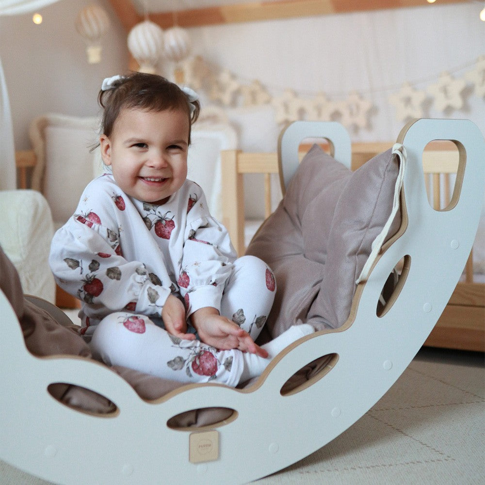 Montessori houpadlo 4v1 Plush Nest, bílé MDF s lezeckou stěnou, skluzavkou a šedým polštářem – fotografie 11