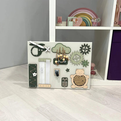 Přenosný senzorický activity board pro miminka BusyBunnyToys 30 × 40 cm, šalvějově zelené provedení