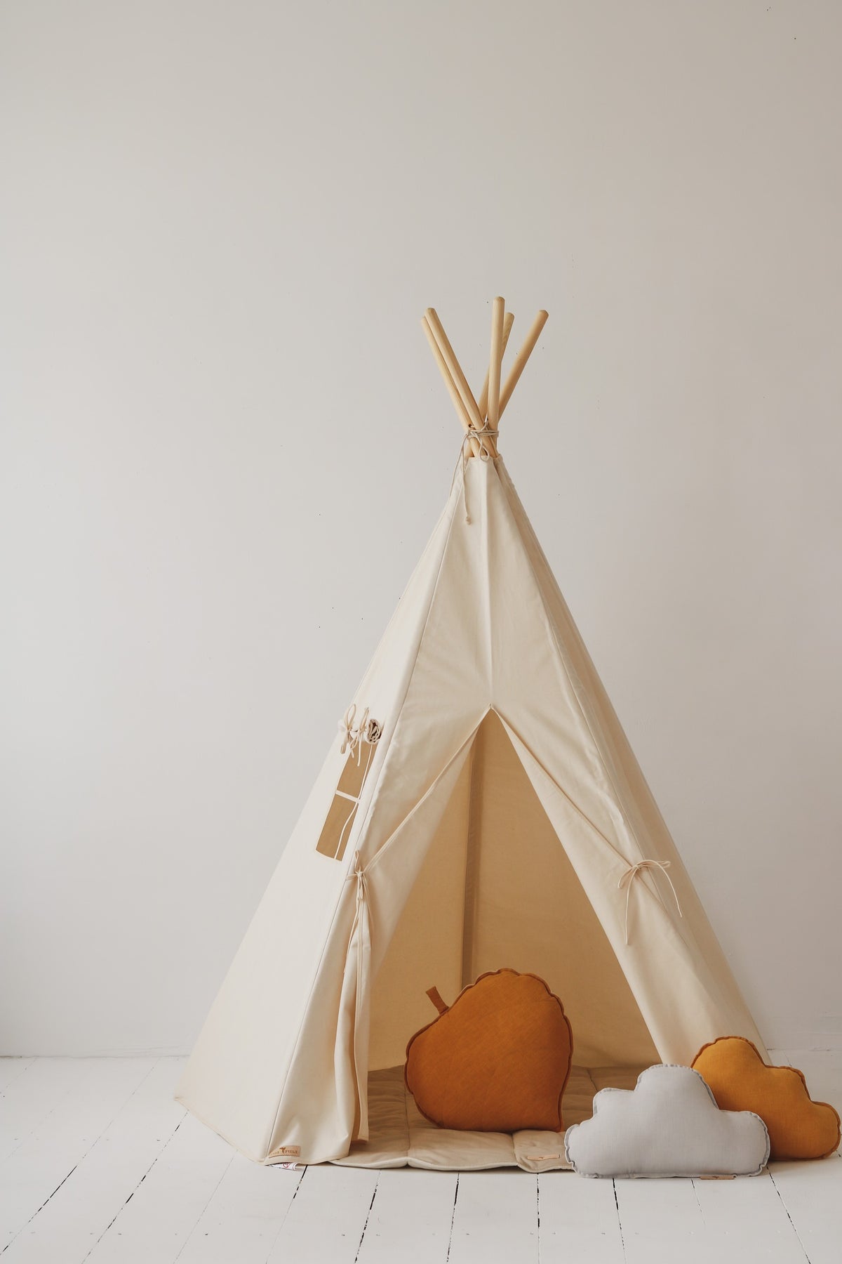 Béžové teepee do dětského pokoje moi mili z bavlny, s okénkem a látkovou záclonkou – fotografie 8