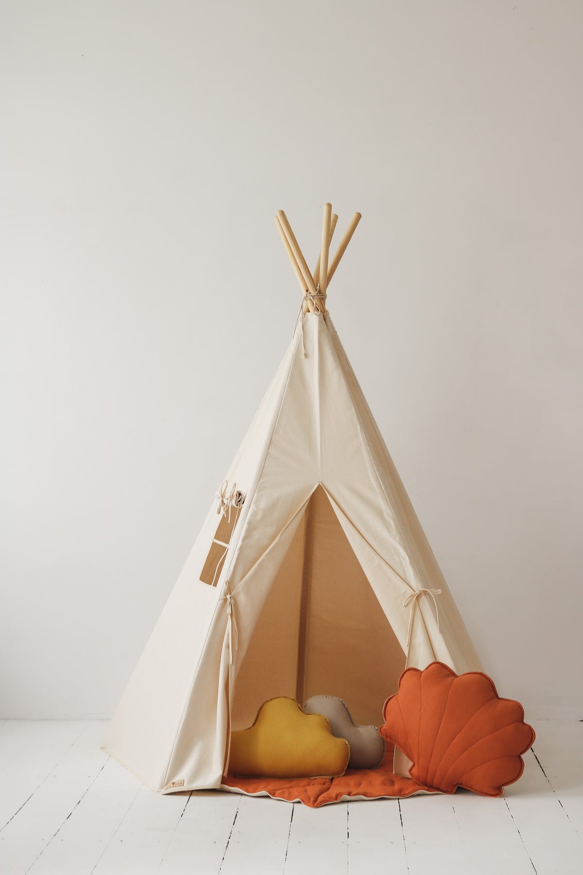 Béžové teepee do dětského pokoje moi mili z bavlny, s okénkem a látkovou záclonkou – fotografie 2