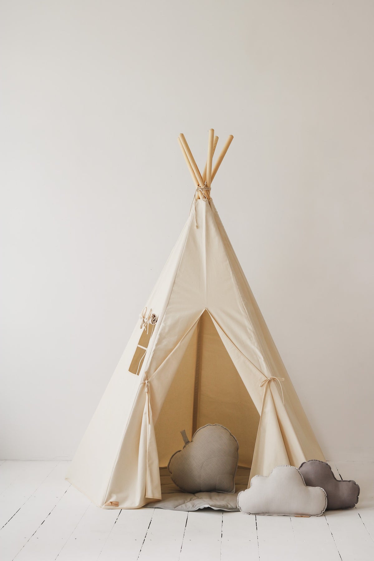 Béžové teepee do dětského pokoje moi mili z bavlny, s okénkem a látkovou záclonkou – fotografie 3