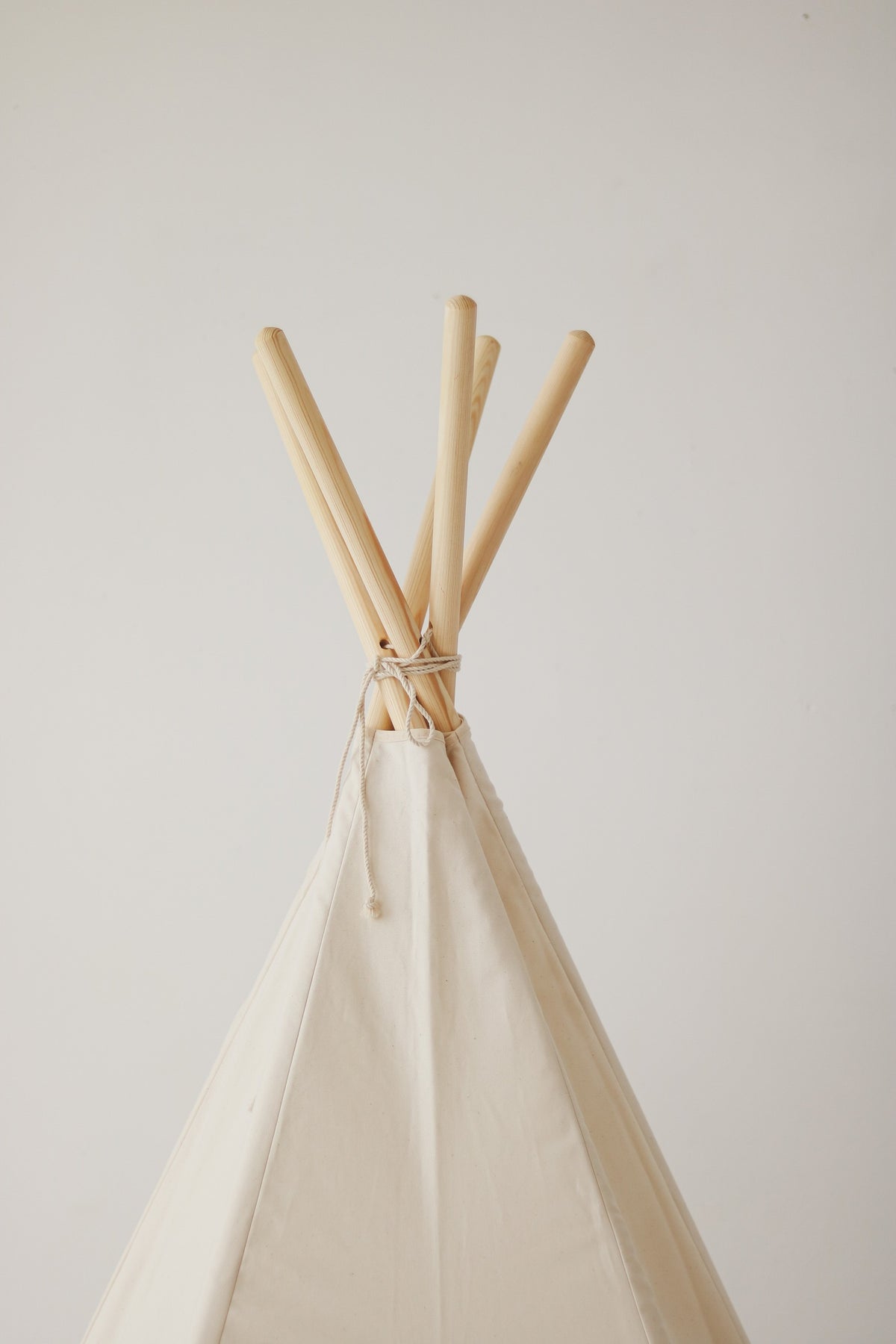 Béžové teepee do dětského pokoje moi mili z bavlny, s okénkem a látkovou záclonkou – fotografie 6