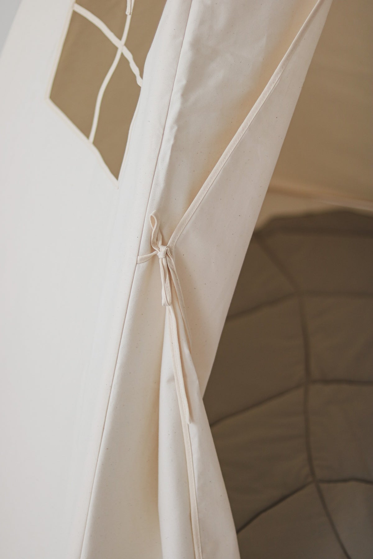 Béžové teepee do dětského pokoje moi mili z bavlny, s okénkem a látkovou záclonkou – fotografie 5