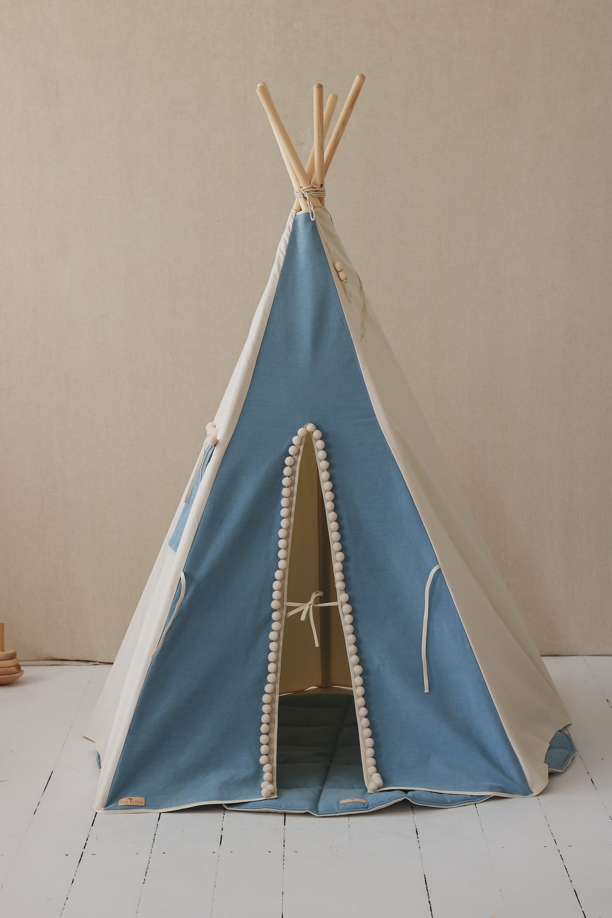 Džínové teepee moi mili s velkými bambulkami, bavlna a džínovina, okénko se záclonkou – fotografie 4