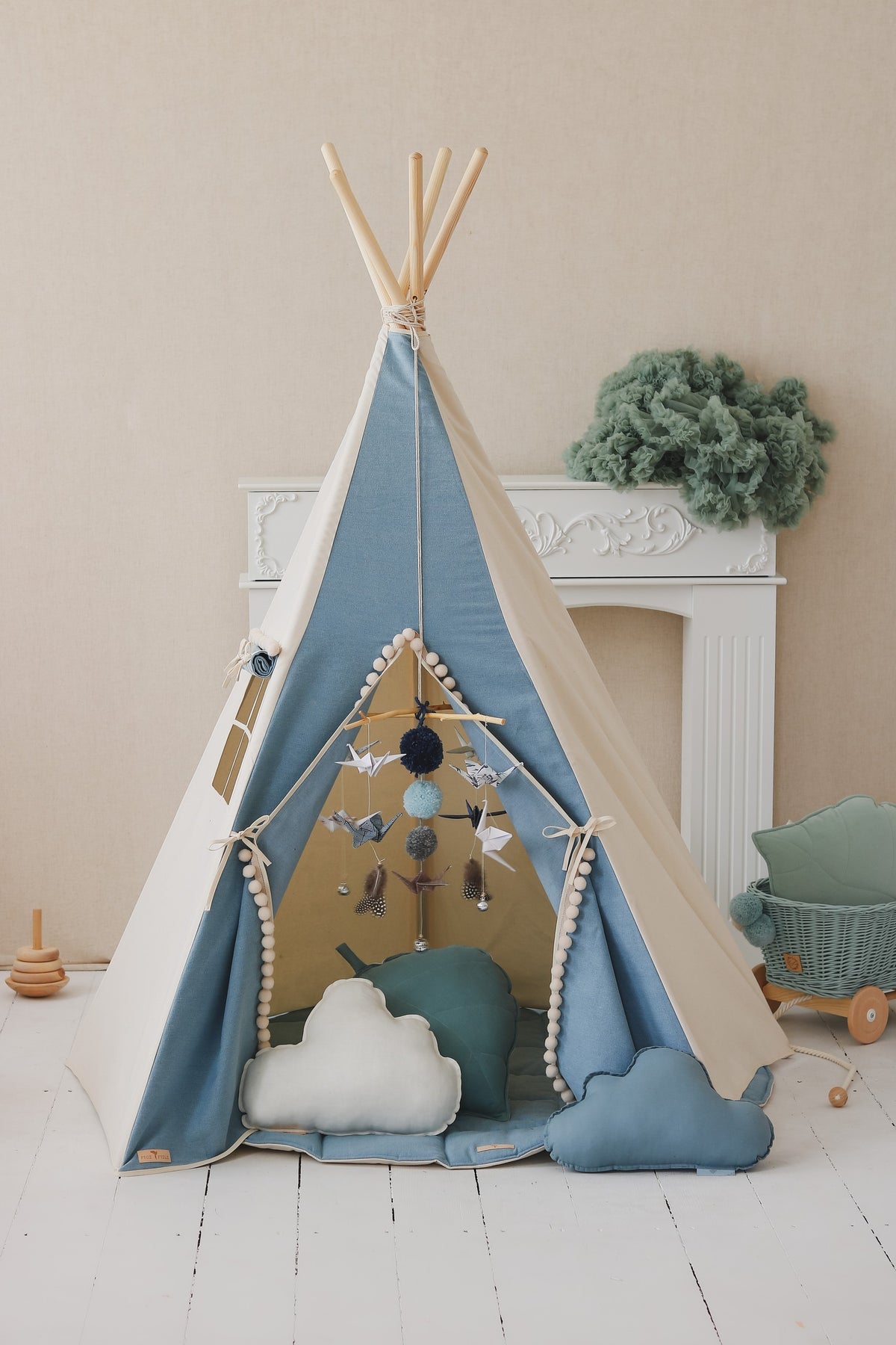 Džínové teepee moi mili s velkými bambulkami, bavlna a džínovina, okénko se záclonkou – fotografie 5