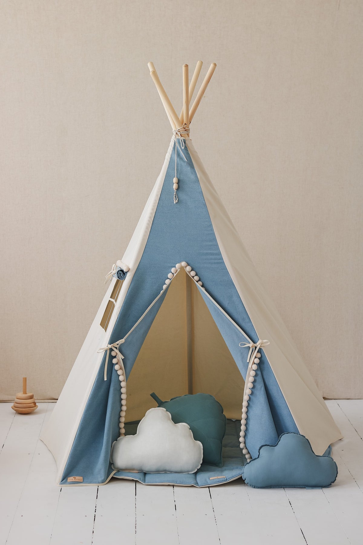 Džínové teepee moi mili s velkými bambulkami, bavlna a džínovina, okénko se záclonkou – fotografie 6