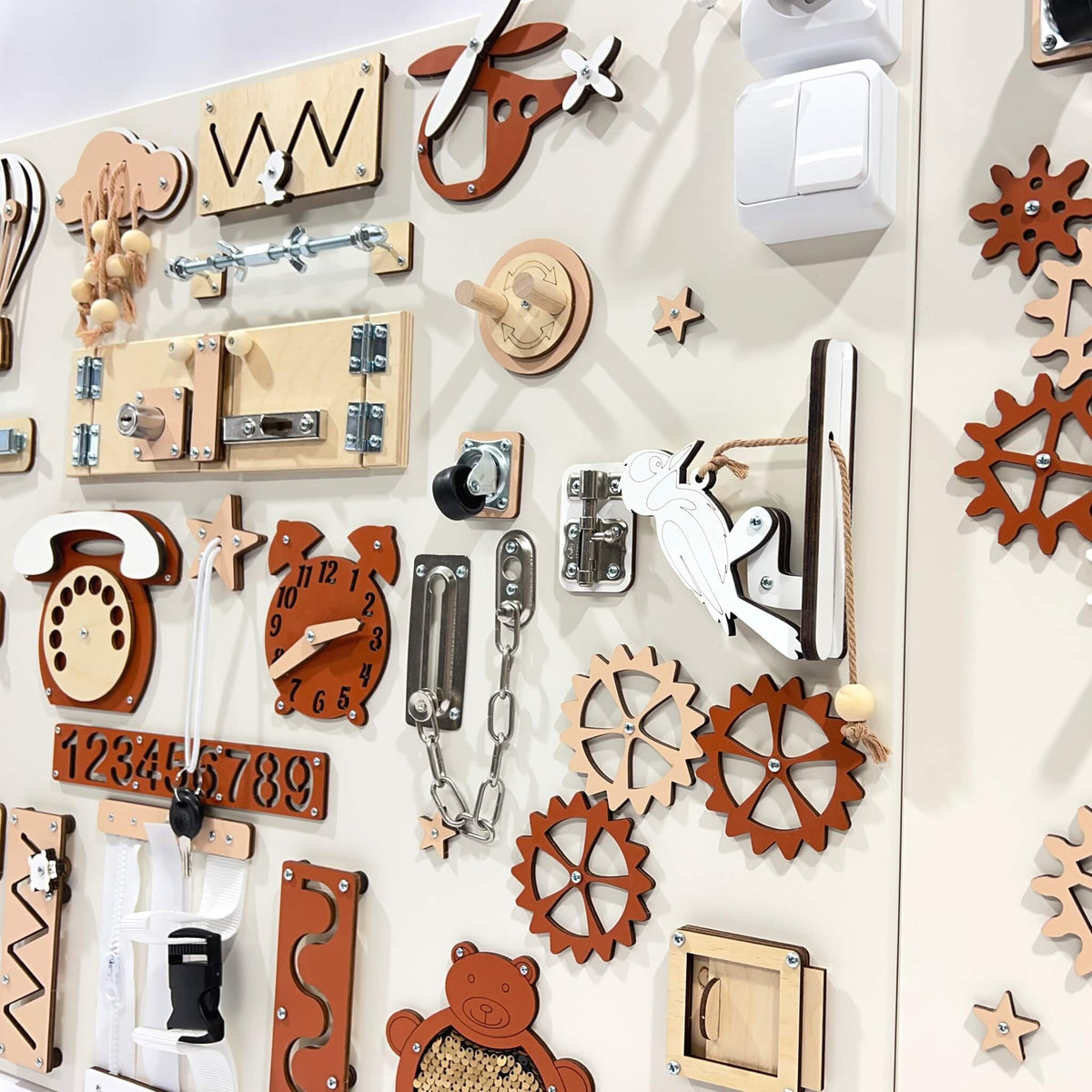 Dvoudílný activity board na zeď BusyBunnyToys 60 × 80 + 60 × 39 cm, terakotové provedení, detail prvků
