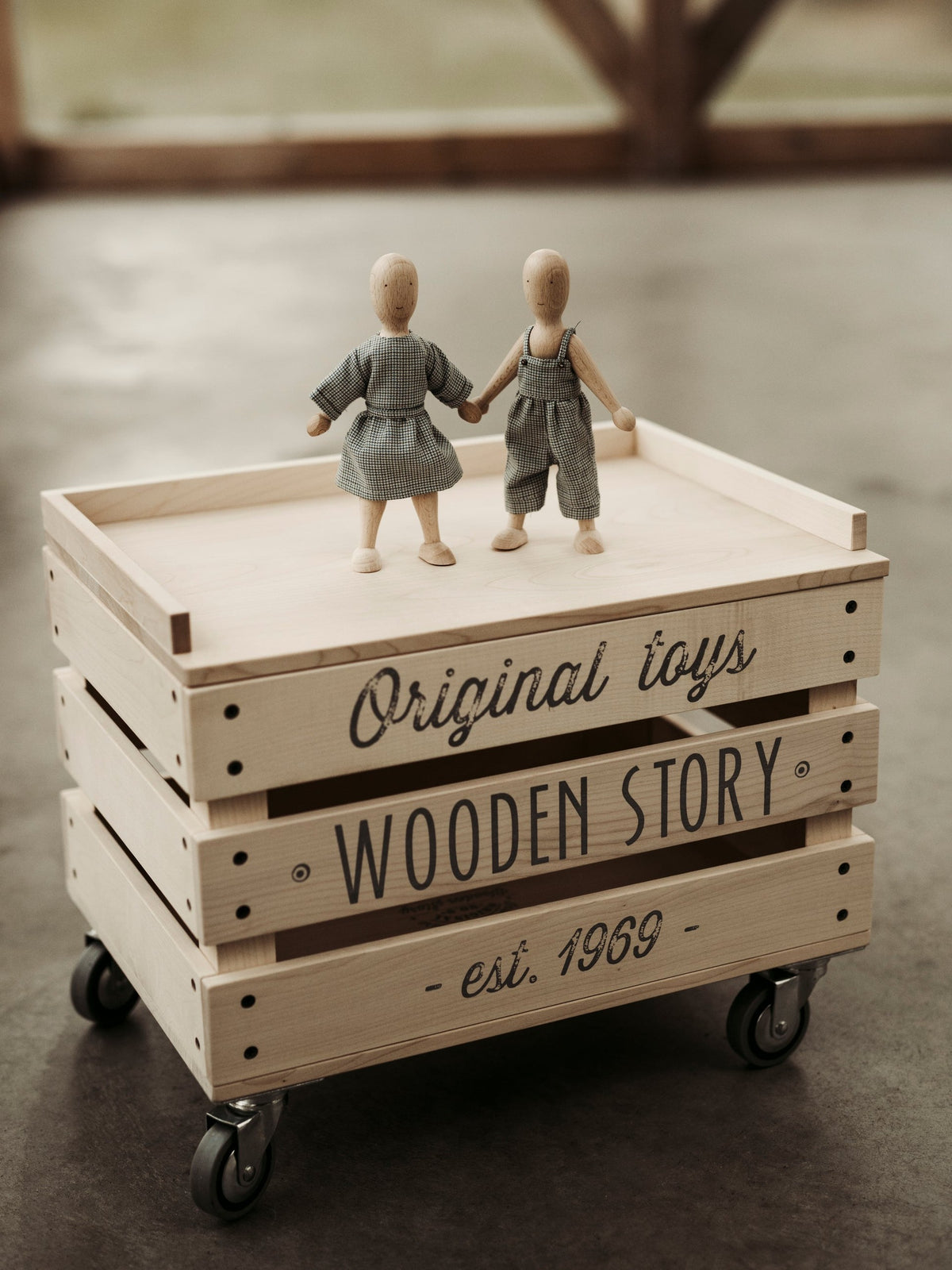 Dřevěná panenka LALA Wooden Story z ořechového dřeva v šatech – pohled 5