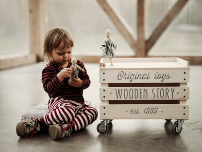 Dřevěná panenka LALA Wooden Story z bukového dřeva v šatech – pohled 8