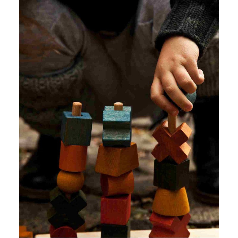 Barevná navlékací skládačka Wooden Story, barevné kostky na sloupcích podstavce – pohled 3