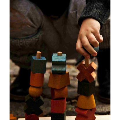 Barevná navlékací skládačka Wooden Story, barevné kostky na sloupcích podstavce – pohled 3