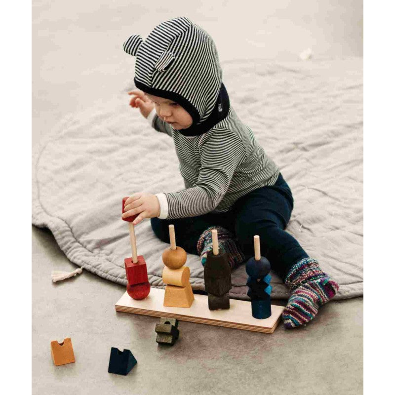 Barevná navlékací skládačka Wooden Story XL s velkými kostkami na sloupcích – pohled 2