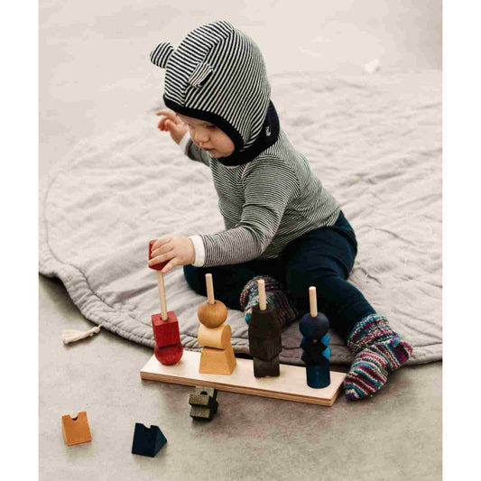 Barevná navlékací skládačka Wooden Story XL s velkými kostkami na sloupcích – pohled 2