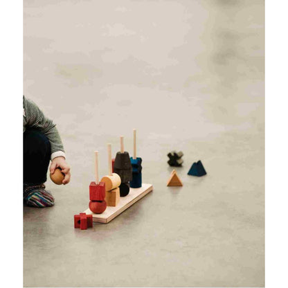 Barevná navlékací skládačka Wooden Story XL s velkými kostkami na sloupcích – pohled 3