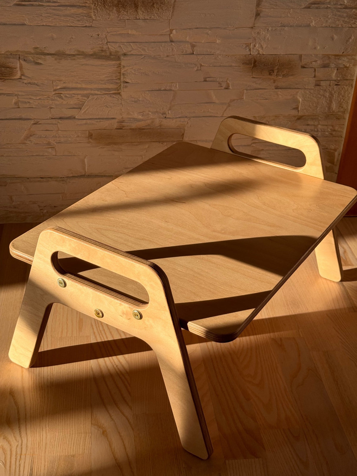 Dětský stolek na zem OakHill s deskou 21 cm nad podlahou a madly po stranách – pohled 4