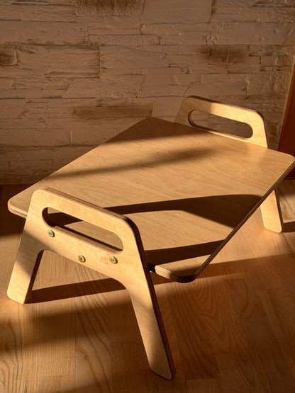 Dětský stolek na zem OakHill s deskou 21 cm nad podlahou a madly po stranách – pohled 4