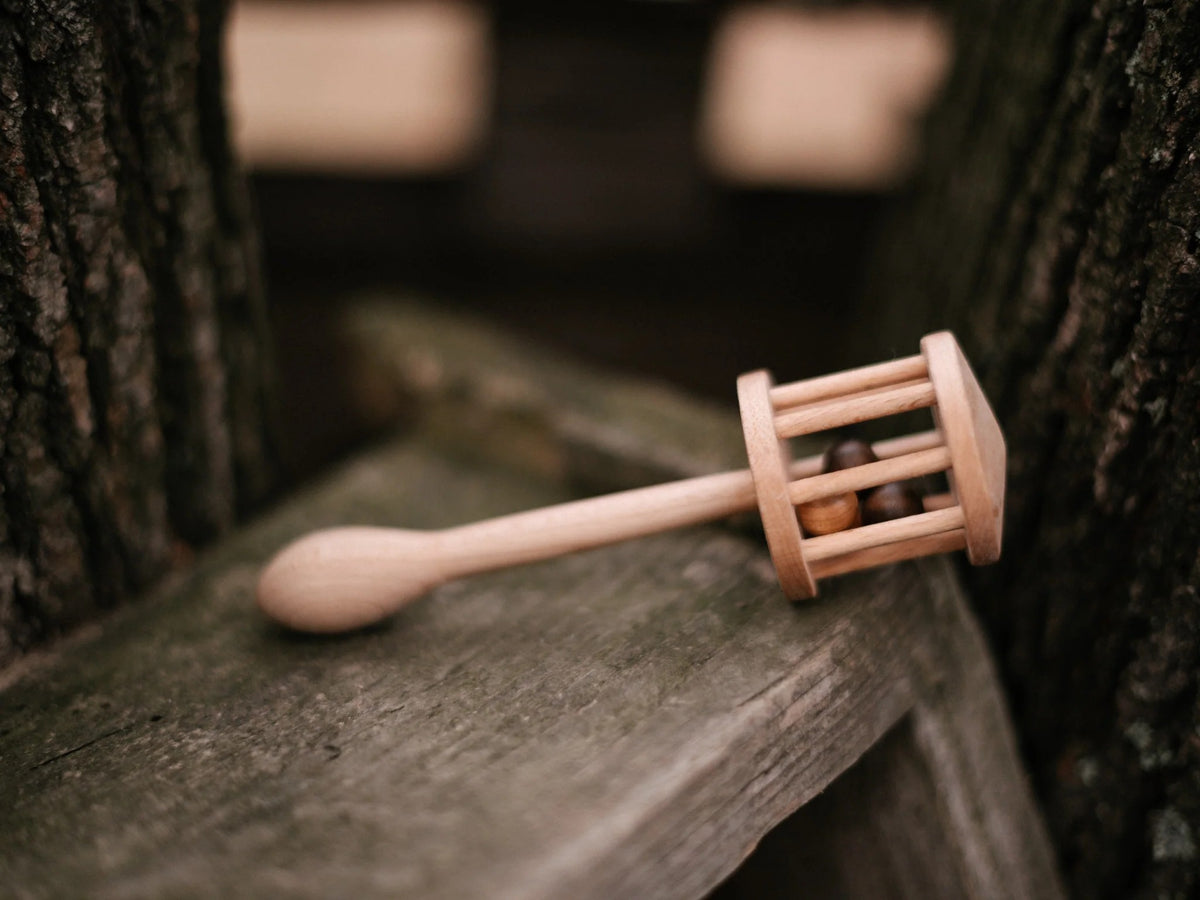 Dřevěné chrastítko s rukojetí Wooden Story Lelek – pohled 6
