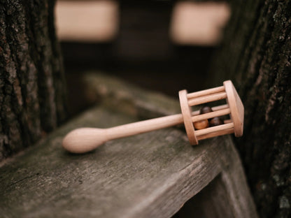 Dřevěné chrastítko s rukojetí Wooden Story Lelek – pohled 6