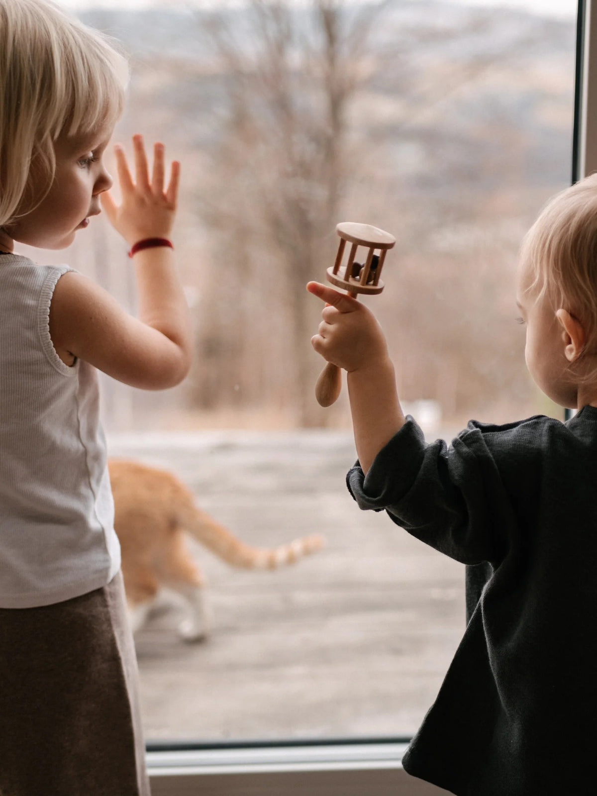 Dřevěné chrastítko s rukojetí Wooden Story Lelek – pohled 2
