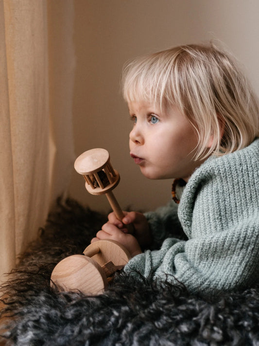 Dřevěné chrastítko s rukojetí Wooden Story Lelek
