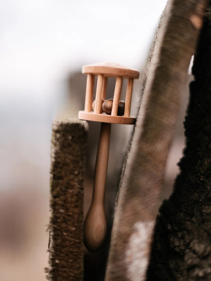 Dřevěné chrastítko s rukojetí Wooden Story Lelek – pohled 10
