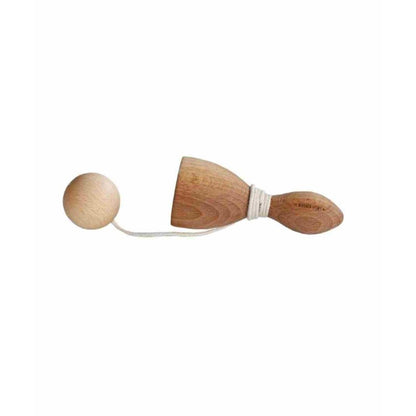 Dřevěný lapač kuličky Wooden Story, kalíšek a kulička na provázku – pohled 2