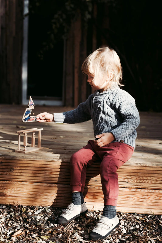Dřevěný akrobat Wooden Story, postavička chlapce na hrazdě – pohled 2
