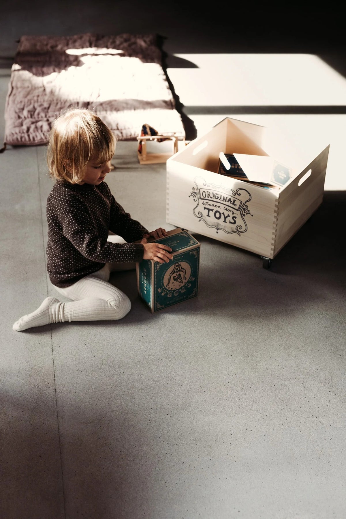 Dřevěný akrobat Wooden Story, postavička dívky na hrazdě – pohled 8