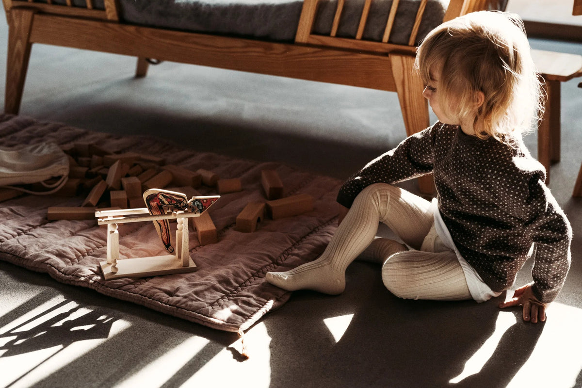 Dřevěný akrobat Wooden Story, postavička dívky na hrazdě – pohled 2