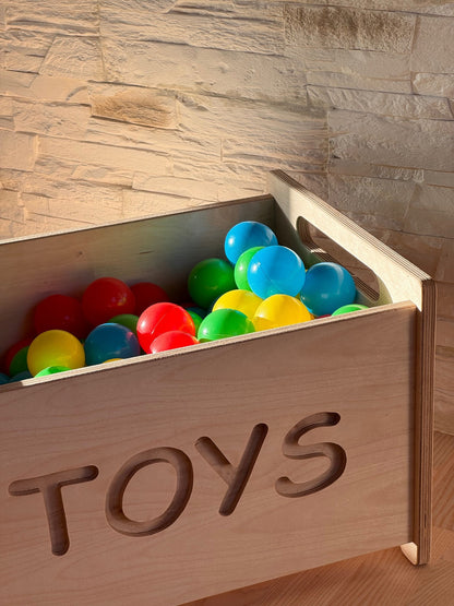 Dřevěný box na hračky OakHill bez víka, s výřezem TOYS a úchyty na obou stranách – pohled 6
