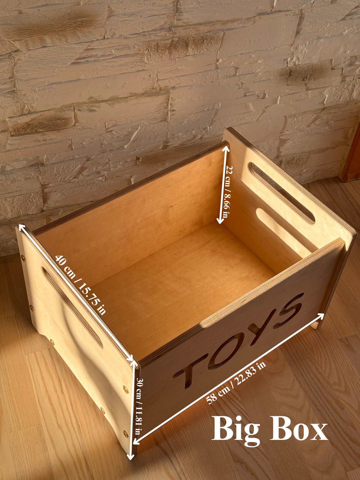 Dřevěný box na hračky OakHill bez víka, s výřezem TOYS a úchyty na obou stranách – pohled 4