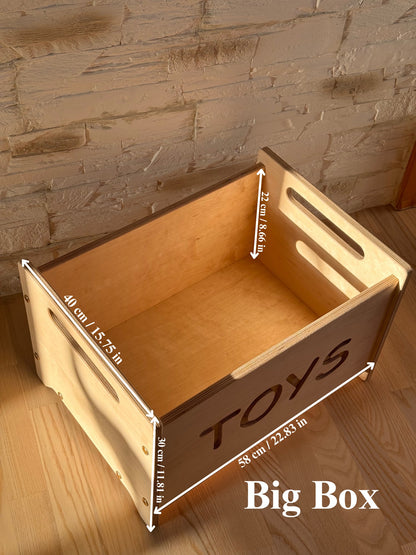 Dřevěný box na hračky OakHill bez víka, s výřezem TOYS a úchyty na obou stranách – pohled 4
