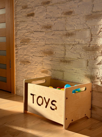 Dřevěný box na hračky OakHill bez víka, s výřezem TOYS a úchyty na obou stranách – pohled 2