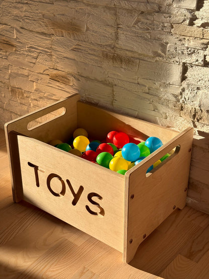 Dřevěný box na hračky OakHill bez víka, s výřezem TOYS a úchyty na obou stranách – pohled 3