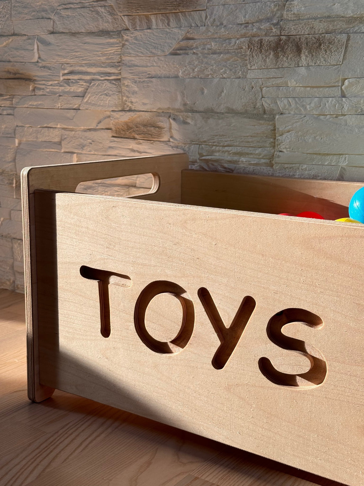 Dřevěný box na hračky OakHill bez víka, s výřezem TOYS a úchyty na obou stranách – pohled 7