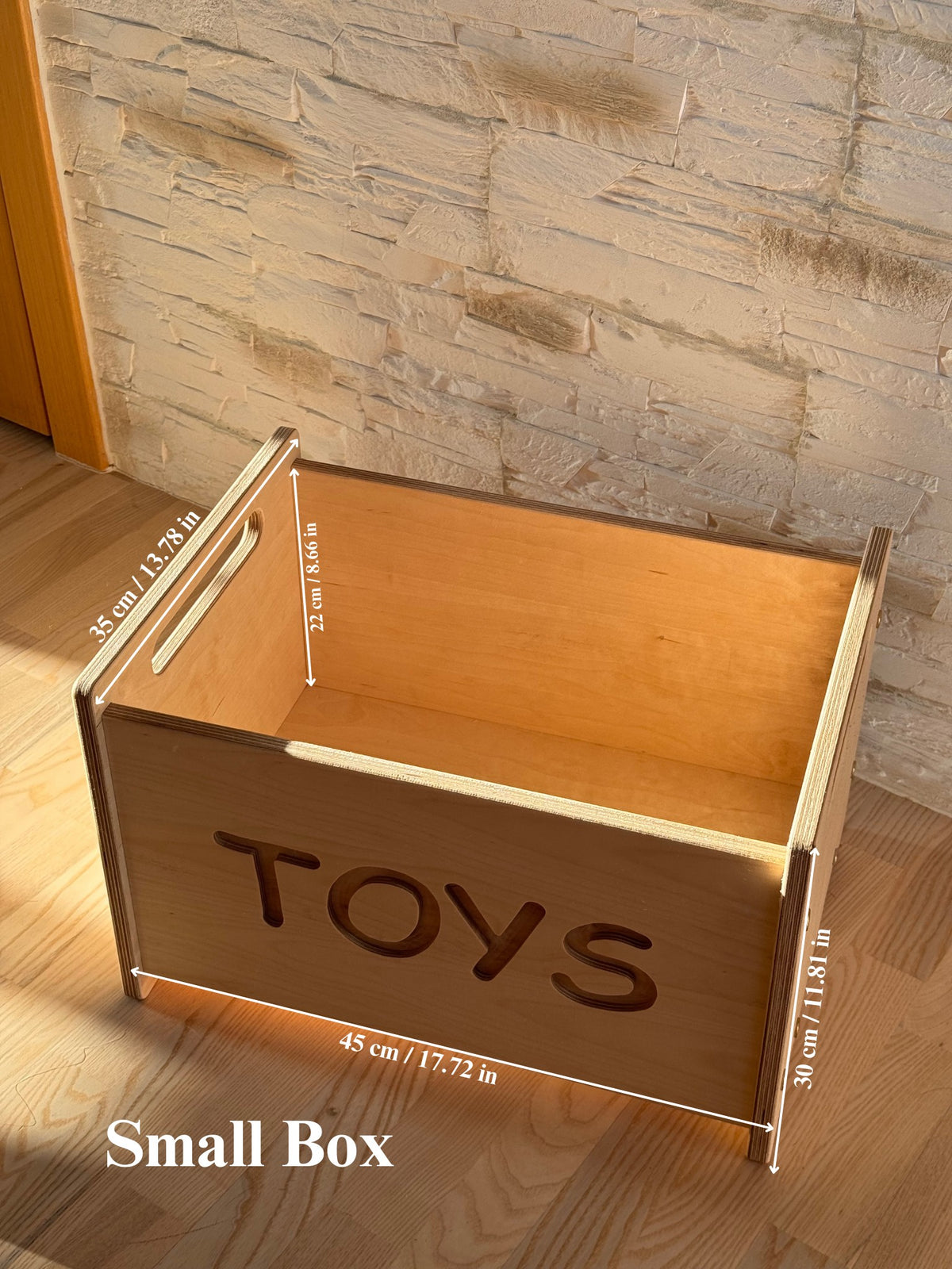 Dřevěný box na hračky OakHill bez víka, s výřezem TOYS a úchyty na obou stranách – pohled 5