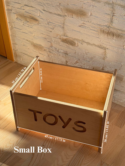 Dřevěný box na hračky OakHill bez víka, s výřezem TOYS a úchyty na obou stranách – pohled 5