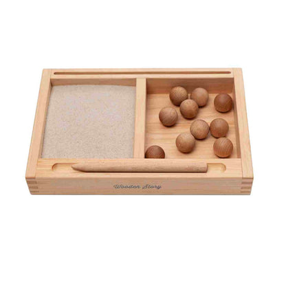 Montessori pískový tác Wooden Story s přepážkou, držákem kartiček a dřevěnou tužkou – pohled 5
