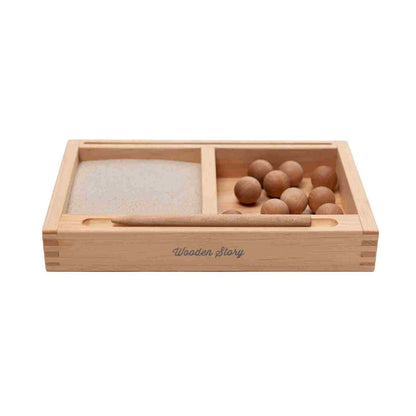 Montessori pískový tác Wooden Story s přepážkou, držákem kartiček a dřevěnou tužkou – pohled 4