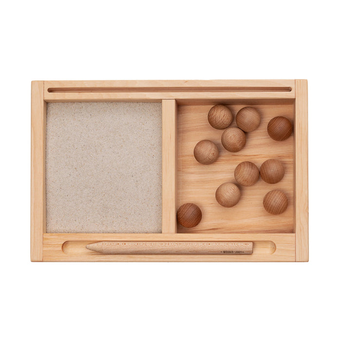 Montessori pískový tác Wooden Story – s přepážkou a držákem kartiček